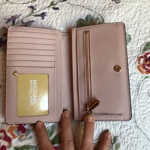Michael Kors Bags - NWT Michael Kors Jet Set Travel Bifold Wallet Michael Kors Bags - NWT Michael Kors Jet Set Travel Bifold Wallet